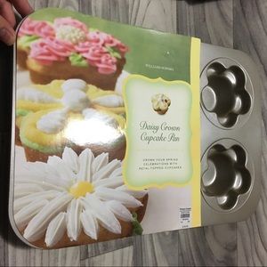 Williams Sonoma Daisy Crown Cupcake Pan